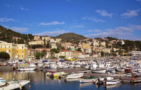 Порт на курорте Империя, Италия