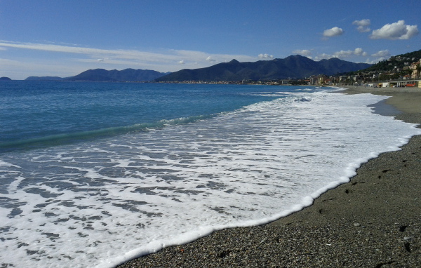 Отдых на пляже на курорте в Пьетра Лигуре, Италия