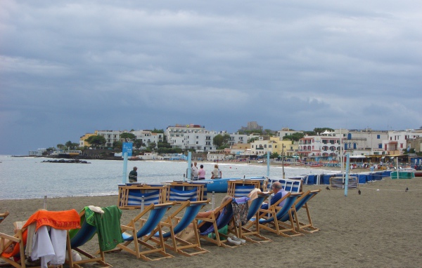 Отдых на пляже на острове Искья, Италия