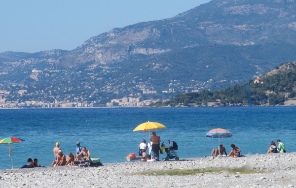 Отдых на пляже в Сан Ремо, Италия
