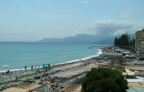 Отдых на пляже на курорте Бордигера, Италия