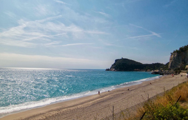 Отдых на пляже на курорте Ноли, Италия