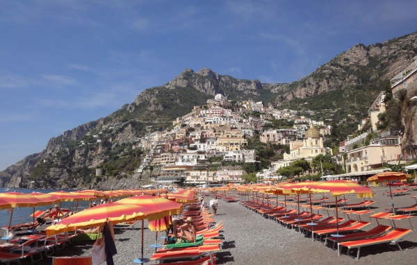 Отдых на пляже на курорте Позитано, Италия