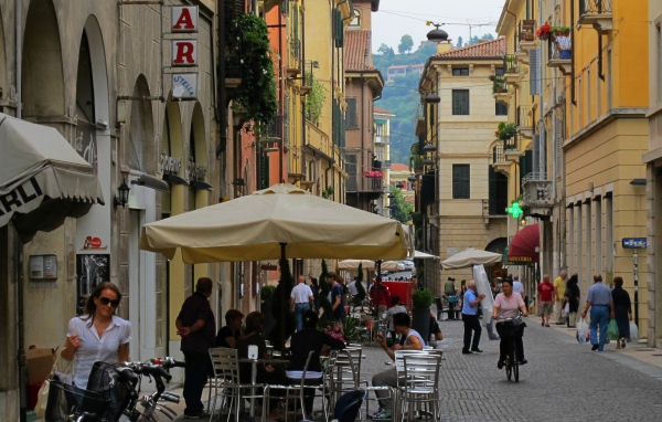 Отдых в уличном кафе в Вероне, Италия