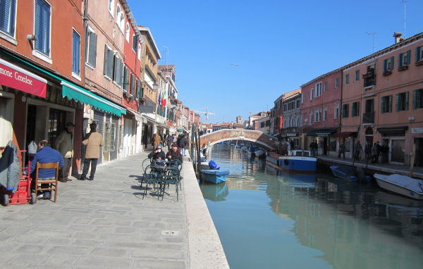 Отдых в уличном кафе на острове Мурано, Италия