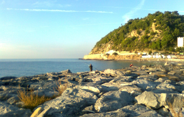 Каменистый берег на курорте Сан Бартоломео Аль Маре, Италия