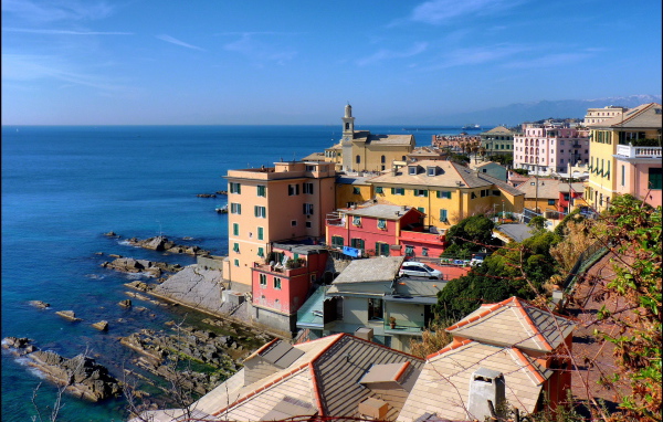 Каменистый берег в Генуе, Италия