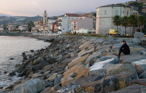 Каменистый берег в Санто Стефано аль Маре, Италия