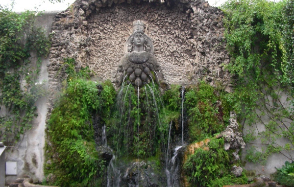 Скульптура фонтан в Тиволи, Италия