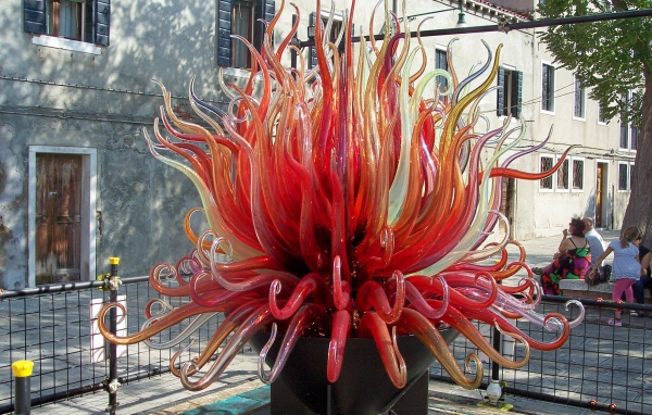 Скульптура из красного стекла на острове Мурано, Италия