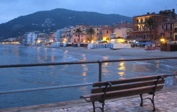 Лавка на набережной на курорте Алассио, Италия