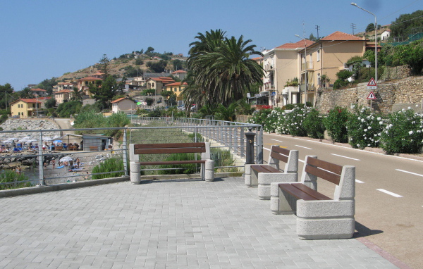 Лавочки на набережной в Санто Стефано аль Маре, Италия