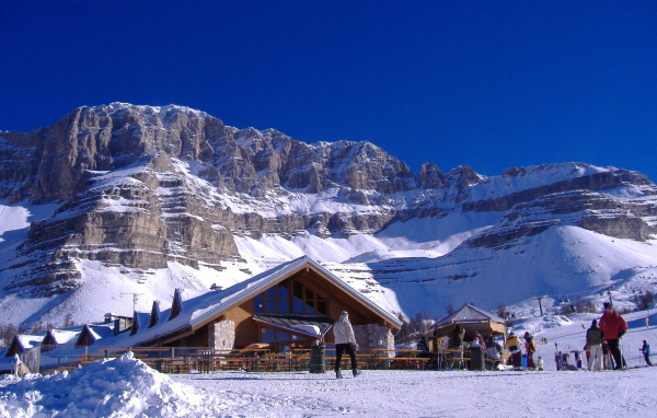 Горнолыжная база на курорте Мадонна ди Кампильо, Италия