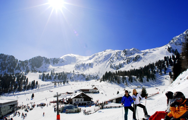 Катание на лыжах на горнолыжном курорте Кортина д'Ампеццо, Италия