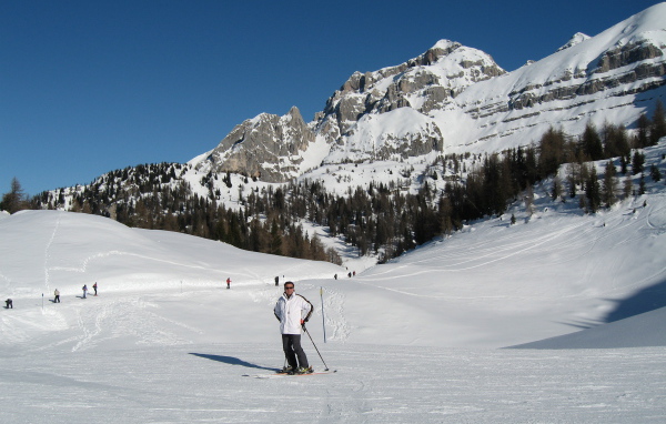 Катание на лыжах на горнолыжном курорте Мадонна ди Кампильо, Италия