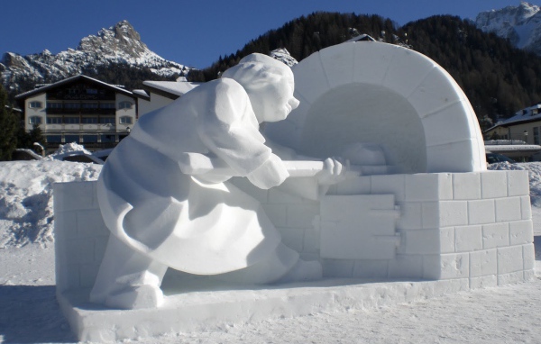 Снежная скульптура на горнолыжном курорте Валь-Ди-Фасса, Италия