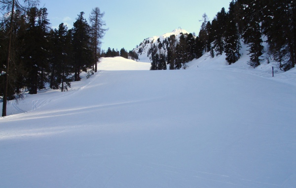 Снежные склоны в окрестностях курорта в Бормио, Италия