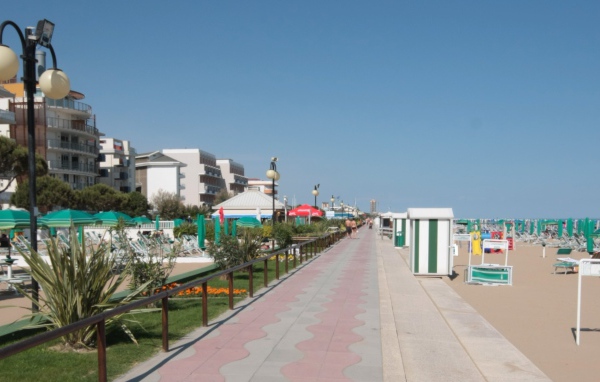 Весенний отдых на пляже на курорте Лидо ди Езоло, Италия