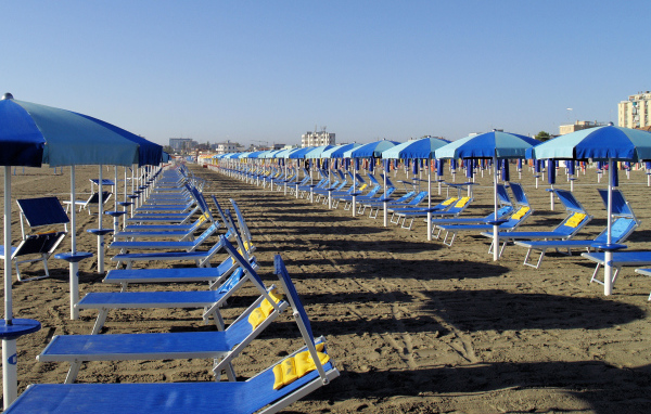 Весенний отдых на пляже на курорте Сан Бартоломео Аль Маре, Италия