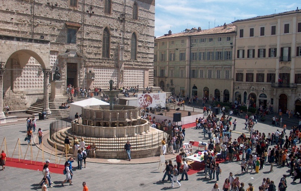 Площадь с фонтаном в Перудже, Италия