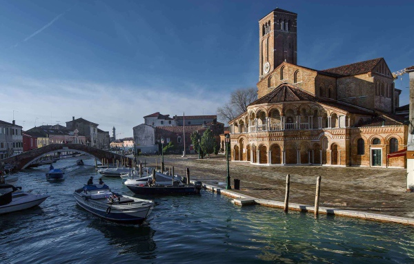Базилика святой Марии на берегу канала на острове Мурано, Италия