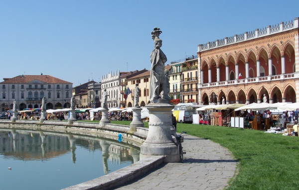 Статуи заслуженных жителей города в Падуе, Италия