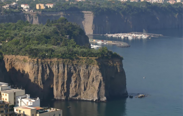 Обрывистые берега в Неаполе, Италия