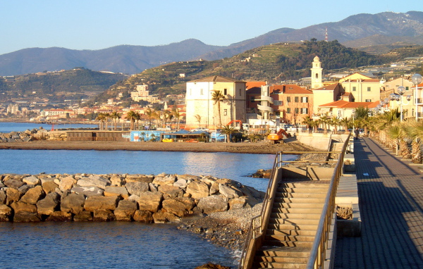 Ступеньки к морю в Санто Стефано аль Маре, Италия