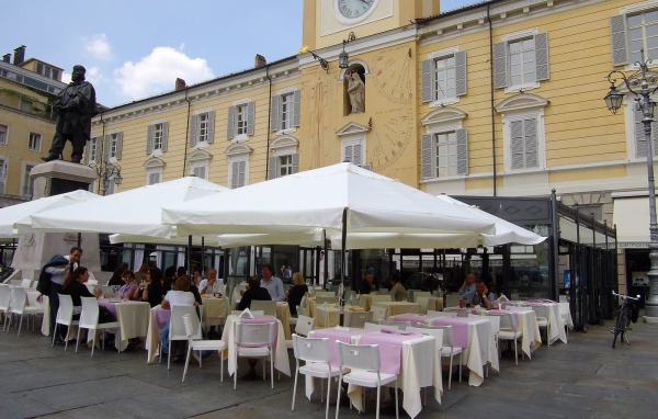 Уличное кафе в Парме, Италия