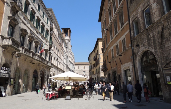 Уличное кафе в Перудже, Италия