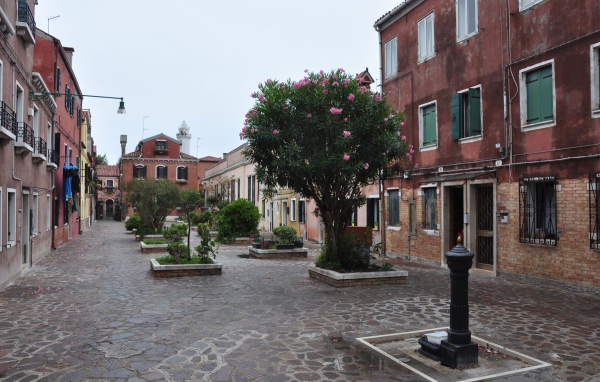 Улица в городе на острове Мурано, Италия