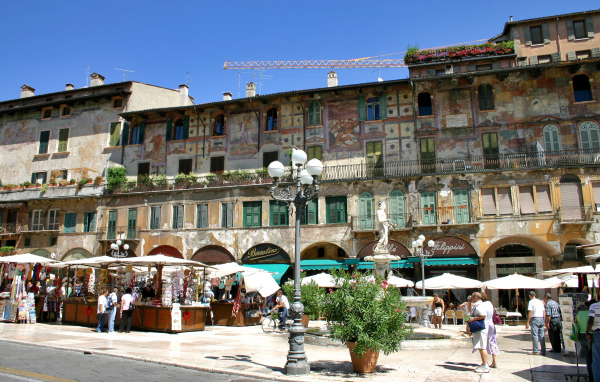 Уличный рынок в Вероне, Италия