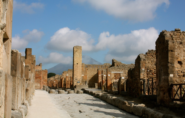 Улица на фоне Везувия в Помпеях, Италия