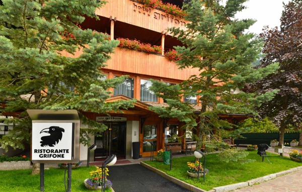 Летний вид отеля Грифон на горнолыжном курорте Мадонна ди Кампильо, Италия