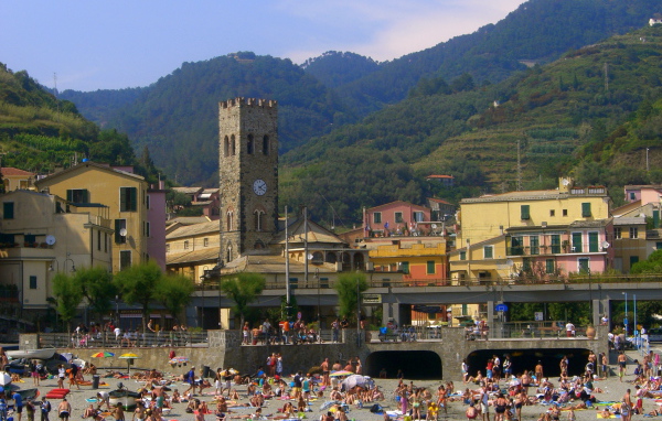 Летний отдых на пляже в Санто Стефано аль Маре, Италия