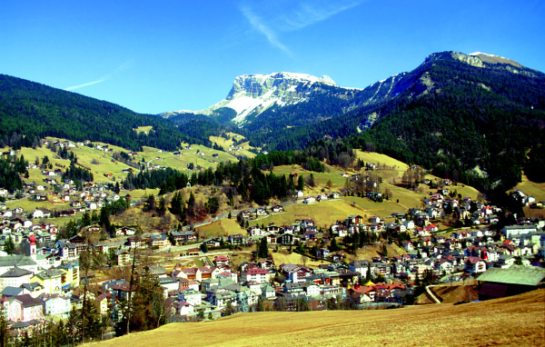 Летний пейзаж на горнолыжном курорте Валь Гардена, Италия