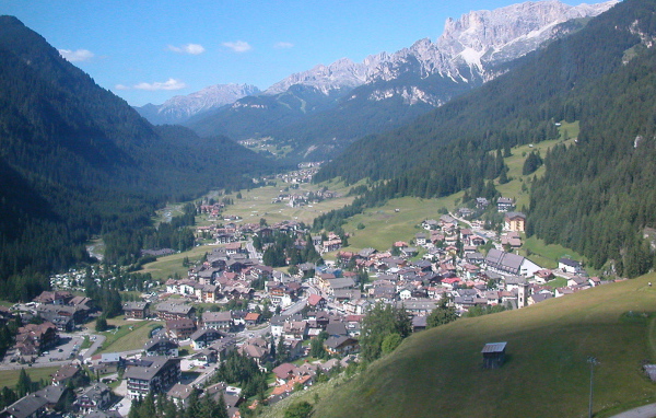 Летний пейзаж на горнолыжном курорте Валь-Ди-Фасса, Италия