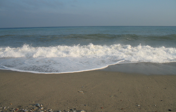 Летний отдых на пляже на курорте Споторно, Италия