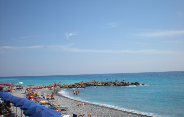 Летний отдых на пляже на курорте Бордигера, Италия