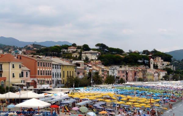 Летний отдых на пляже на курорте Челле Лигуре, Италия