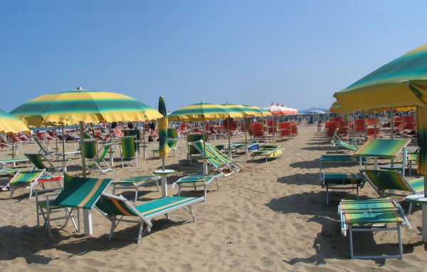 Летний отдых на пляже на курорте Лидо ди Езоло, Италия