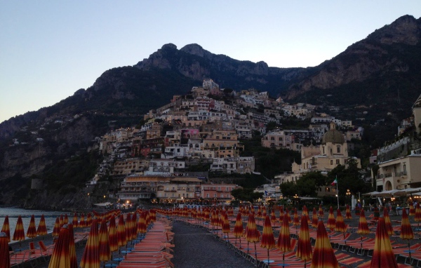 Летний отдых на пляже на курорте Позитано, Италия