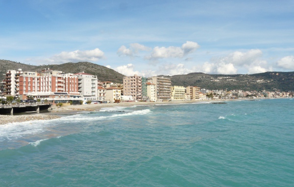 Летний отдых на пляже на курорте в Пьетра Лигуре, Италия