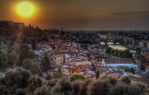 Сияние солнца во Флоренции, Италия