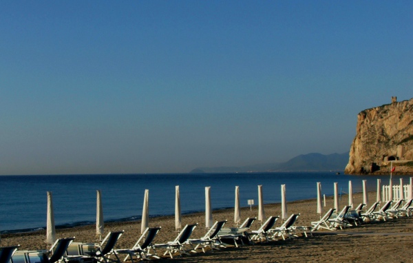 Лежаки на пляже на курорте Финале Лигуре, Италия