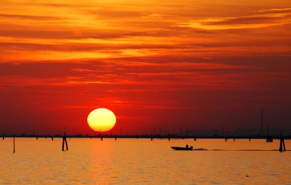 Закат над пляжем на курорте Лидо ди Езоло, Италия
