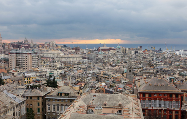 Закат над городом в Генуе, Италия