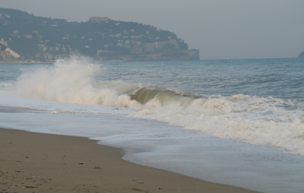 Морской прибой на курорте Споторно, Италия
