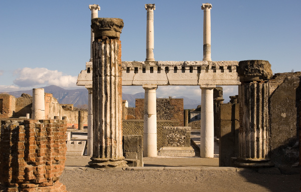 Руины храма в Помпеях, Италия