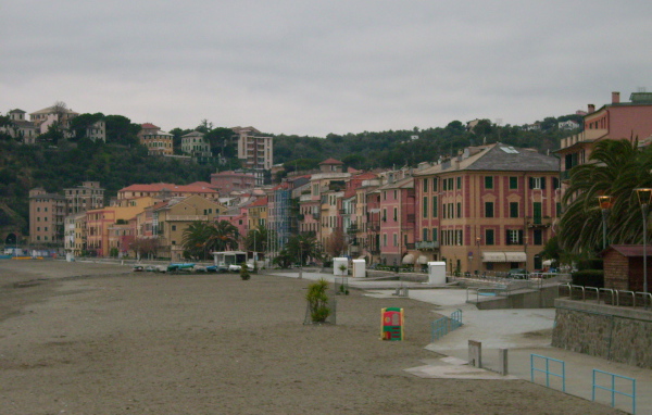 Пляж на курорте Челле Лигуре, Италия